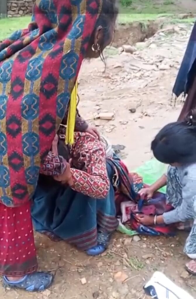 बाटोमै सुत्केरी हुन बाध्य एक महिला : पातारासीको घटनाले स्थानीय सरकारको सेवा प्रवाहमाथि प्रश्न
