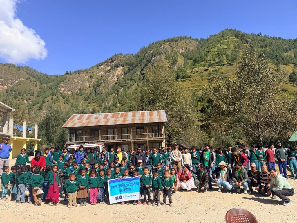 चिसो मौसममा विद्यार्थीलाई न्यानोपनको साथ, सिटिजन्स बैंकले बाँड्यो तीन सय स्विटर